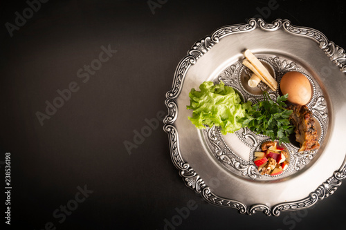 Cuadros en Lienzo Seder, kolacja z okazji Paschy. Sederowy talerz na ciemnym tle