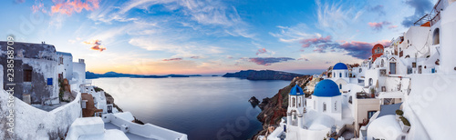 Beautiful panorama view of Santorini island in Greece at sunrise with dramatic sky Canvas-taulu