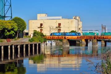 Wall Mural - 青空を映す東神奈川村雨橋周辺の運河