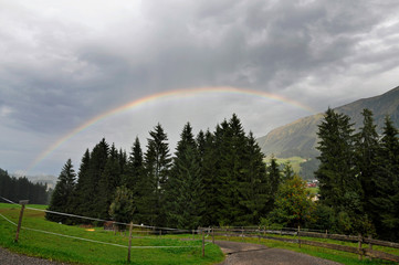 regenbogen über dem kleinwalsertal