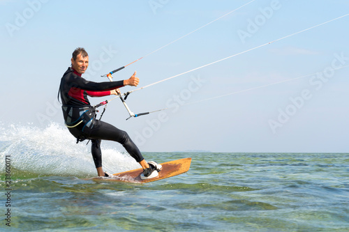 Dekoracja na wymiar  kitesurfing-mezczyzna-jezdzi-na-latawcu-w-morzu