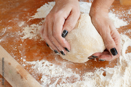 Fotografia Woman's hands kneading dough