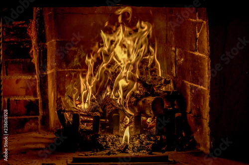 Plakat ogień płonący w kominku