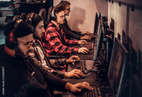 Fotomural Team of teenage gamers plays in a multiplayer video game on pc in a gaming club