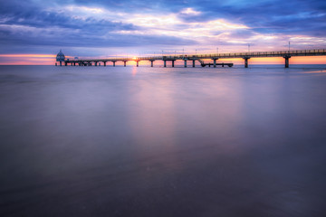 Wall Mural - Seebrücke Zinnowitz auf Usedom am frühen morgen zum Sonnenaufgang