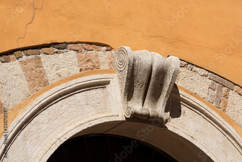 Fotografia, Obraz Stone Arch with old Keystone - Verona Italy