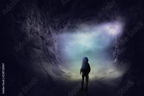 Fotografía the stone cave inside. out way with spooky mist and fog