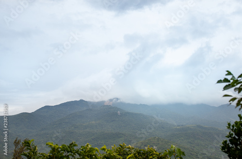 Fotografía Mountain views in the tropical greenery in the mist