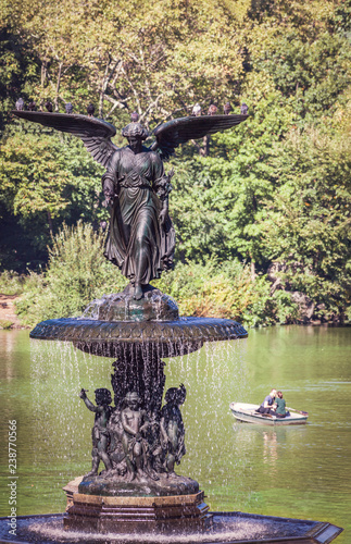 Fotomural The Bethesda Fountain overlooking The Lake, Central Park, New York City, USA