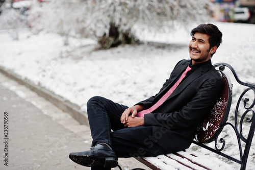 Photographie Young indian man on suit and tie posed outdoor in winter day.