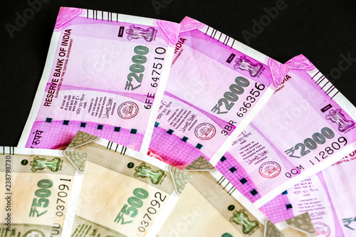 Fotografia Close up view of brand new indian 500, 2000 rupees banknotes.