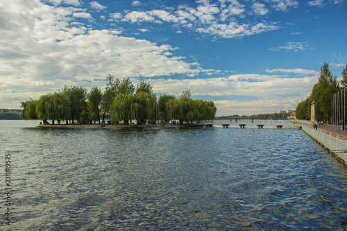 Foto park outdoor Ukrainian city landmark view of big lake water surface and small is