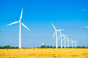 Moderne weiße Windmühlen auf einem Weizenfeld