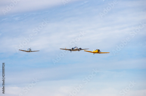 Fotografija squadron of old planes flying in an air show