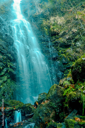 Fotografía Beautiful waterfall in the forest inside the Gorbea natural park, Belaustegi