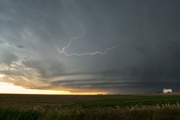 Wall Mural - supercell (rotating) thunderstorm with lightningbolt over colorado