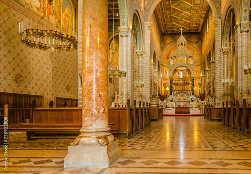 Fotografia Pecs, Hungary - October 06, 2018: The interior of the Cathedral