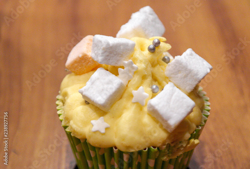 Fotografie, Obraz Cupcake sucré icing aux chamallow et perles de sucre, objet détouré