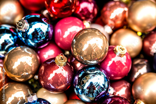 Foto-Schiebegardine mit Schienensystem - Christmas balls at a christmas market (von hjschneider)
