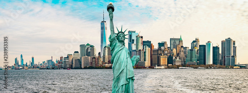 Fotografía The Statue Of Liberty with Manhattan Downtown Skyline Panorama