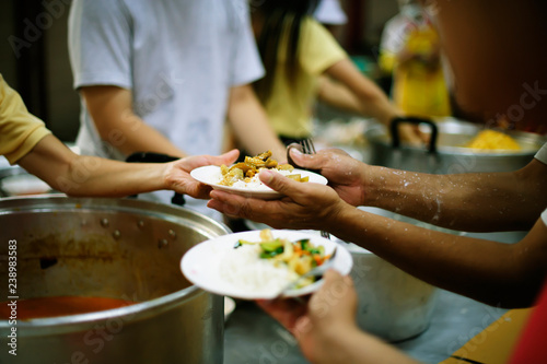 Fotografía Hand-feeding to the needy in society : concept of food sharing