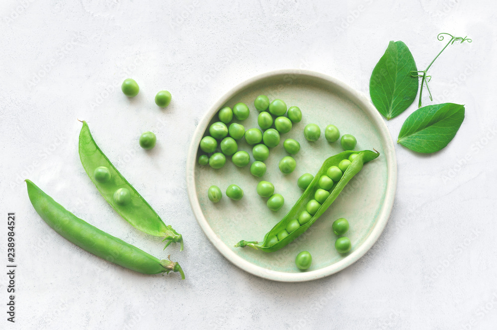 Isolated sweet green peas. Top view.  - obrazy, fototapety, plakaty 