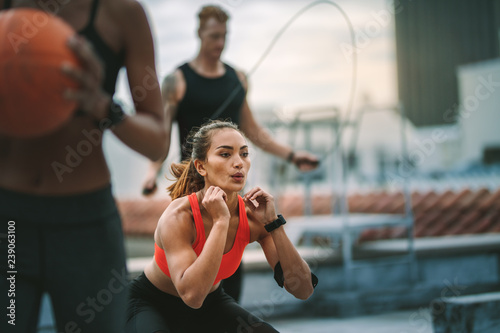 Fotografía Fitness man and women training on rooftop