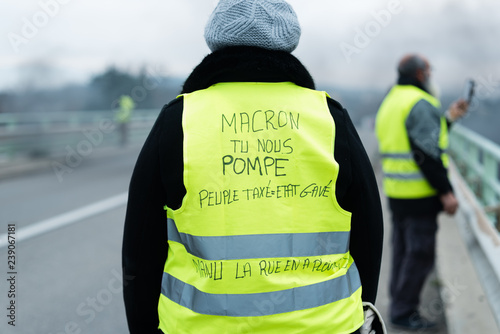 Une Gilet Jaune De Dos Avec Une Inscription Pour Macron