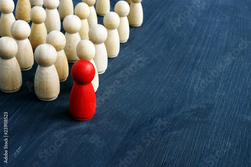 Cuadros en Lienzo Leadership and management in business. Small figures on the desk.