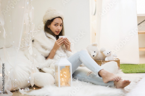 Photographie Girl in sweater drink hot tea in house