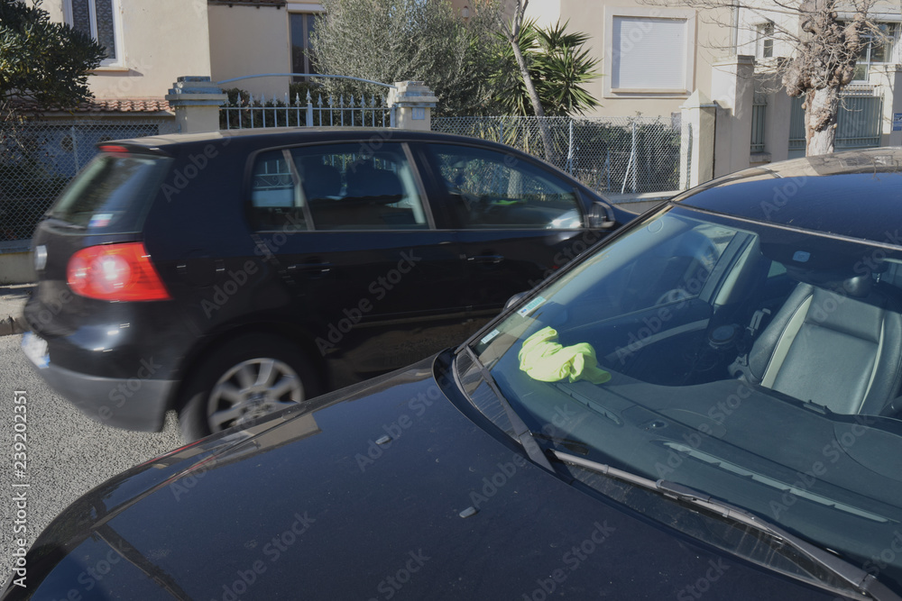 Fotografía Gilet Jaune Derrière Le Parebrise Des Voitures En