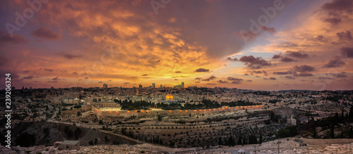 Cuadros en Lienzo Panoramic sunset view of Jerusalem Old City and Temple Mount from the Mount of O