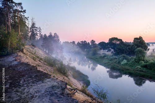 Plakat Wczesny mglisty delikatny poranek nad rzeką.