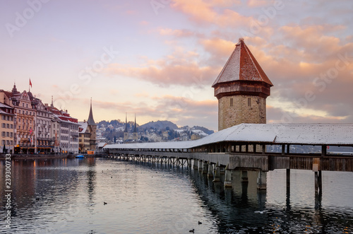 Fotografía Historic city center of Lucerne with view of famous wooden bridge Kapelbrücke (Chapel Bridge) on river Reuss, stone tower Wasserturm