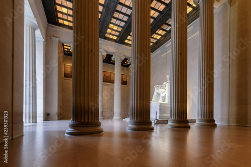 Fotografia The Lincoln Memorial indoors at Sunrise on the National Mall in Washington DC