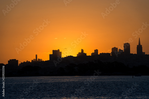 Fotografía Sunrise over downtown San Francisco, California, USA