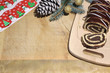 Makowiec świąteczny z bakaliami i w polewie czekoladowej na drewnianej desce, Boże Narodzenie, baner, reklama.	