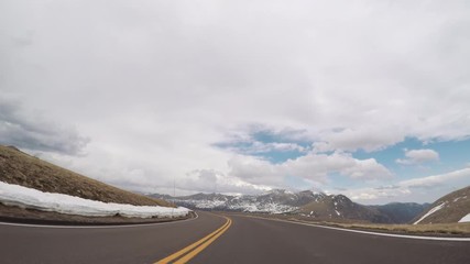 Affiche - Driving on Trail Ridge Road on opening weekend of the season in Rocky Mountain National Park.