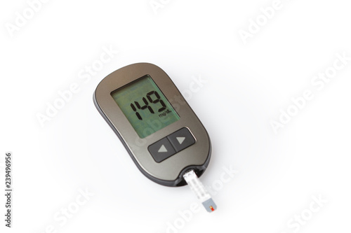 Fotomural Danger of hyperglycemia, glucometer with high blood sugar isolated on white back