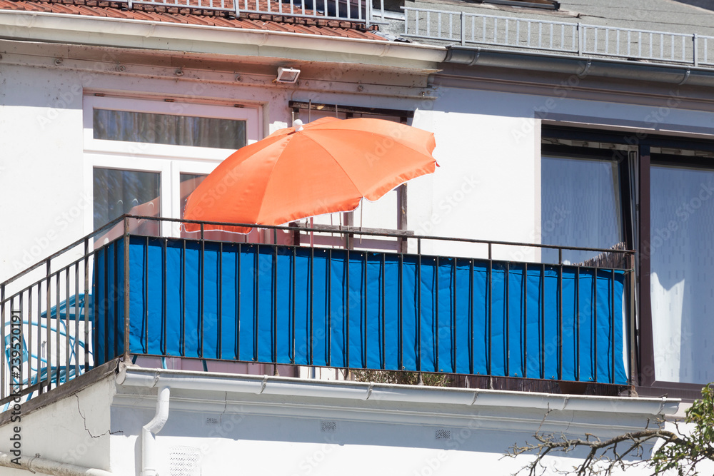 Balkon mit blauen Sichtschutz - obrazy, fototapety, plakaty 