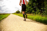 Wysportowany mężczyzna trenuje bieganie, trening 