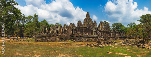 Cuadros en Lienzo Prasat Bayon with smiling stone faces is the central temple of Angkor Thom Complex, Siem Reap, Cambodia