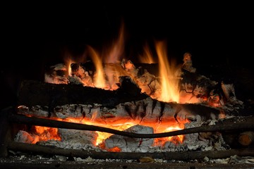 Feu de bois dans une cheminée