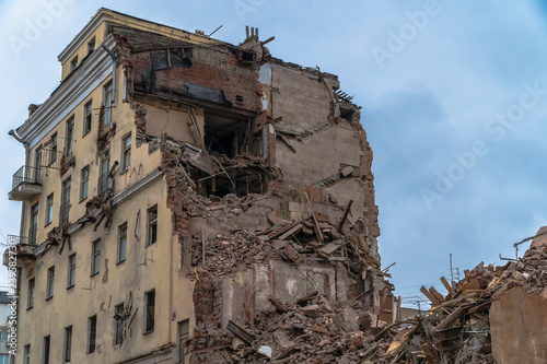 Plakat Wrak i szkielet starego budynku zniszczone, aby zrobić miejsce dla nowoczesnego rozwoju