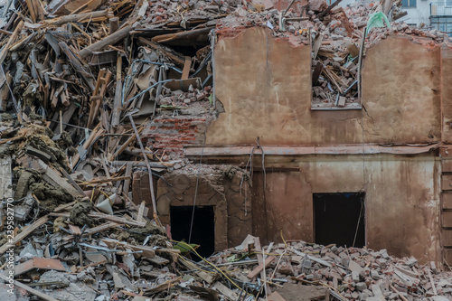 Zdjęcie XXL Wrak i szkielet starego budynku zniszczone, aby zrobić miejsce dla nowoczesnego rozwoju