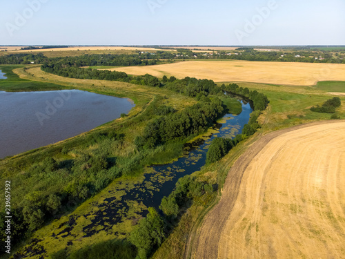 Fotografía Natural landscape of central Russia with field, river in August