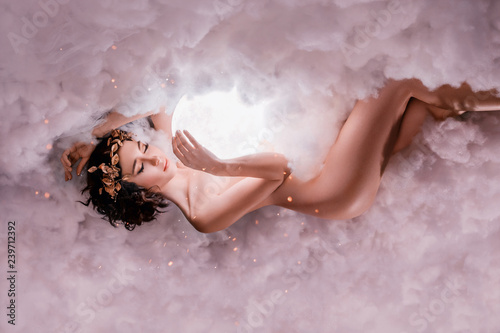 Photographie the night and day goddess sleeps in the clouds, as in a thick white fog, hugs th