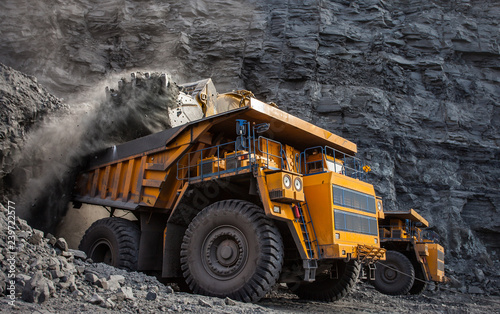 Cuadros en Lienzo mining truck in a coal mine loading coal