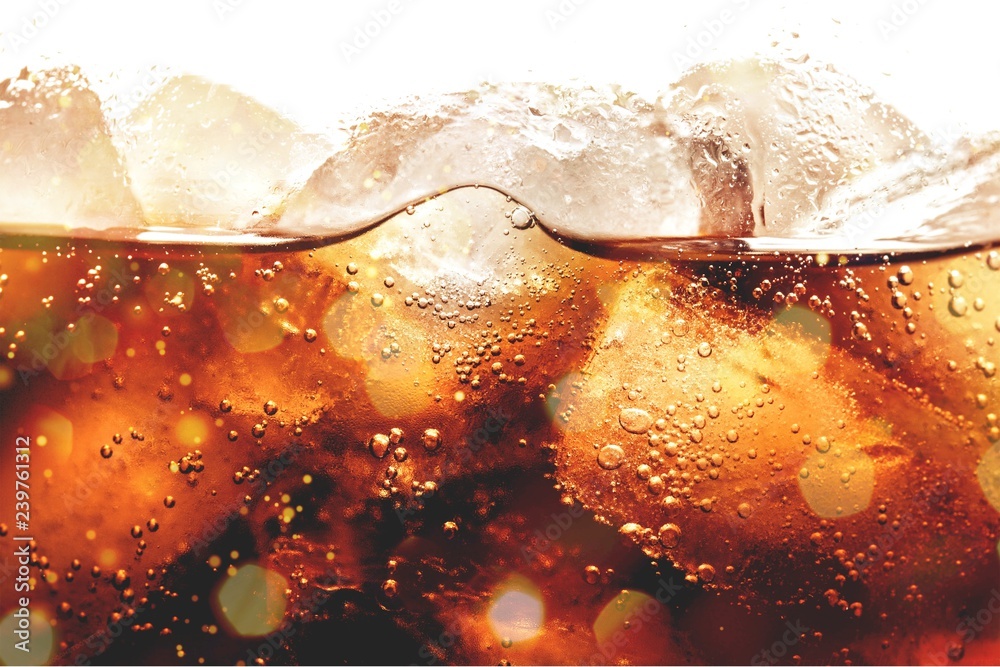 Ice cubes in cola beverage, close up - obrazy, fototapety, plakaty 