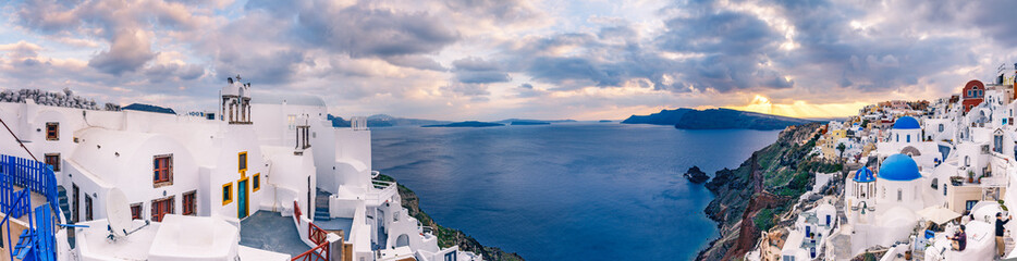 Fototapete - Panorama view on Oia, Santorini island in Greece, at sunset. Scenic travel background.